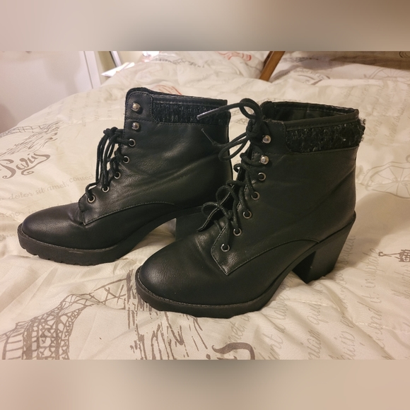 JustFab Ankle Boots. Womens Size 7.5 Black - Picture 2 of 5